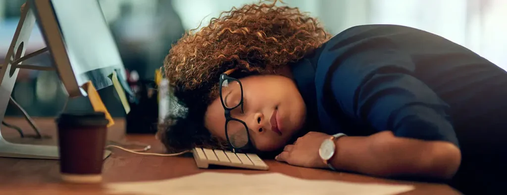 چرا احساس بی انرژی بودن میکنیم و راه حل چیست؟